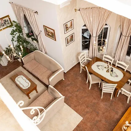 Toplidomvila Villa